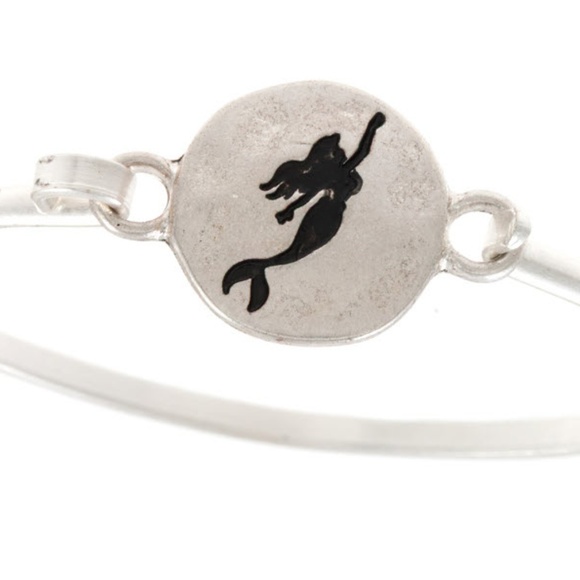 🟣3/$35 Mermaid etched disk bracelet - Silver - Picture 2 of 3